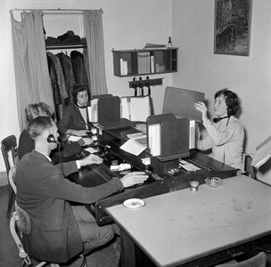 154359 Interieur van de oude telefooncentrale van de N.S. in één van de hoofgebouwen te Utrecht, met drie telefonistes ...